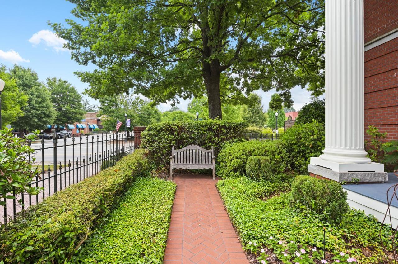 The James Madison Inn Екстер'єр фото
