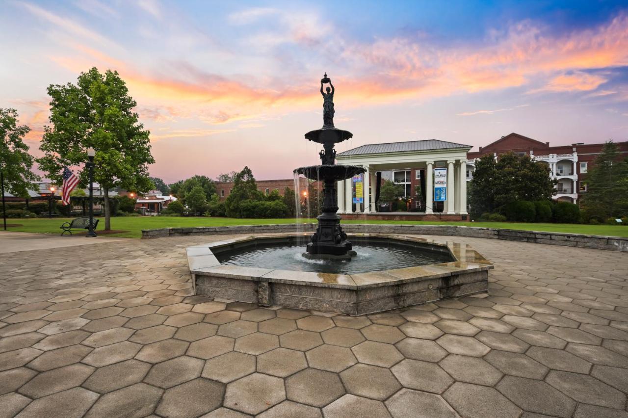 The James Madison Inn Екстер'єр фото