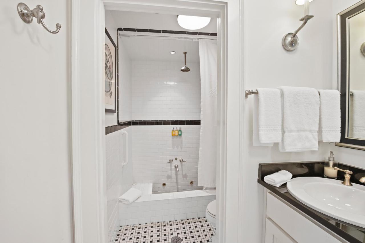 The James Madison Inn Екстер'єр фото