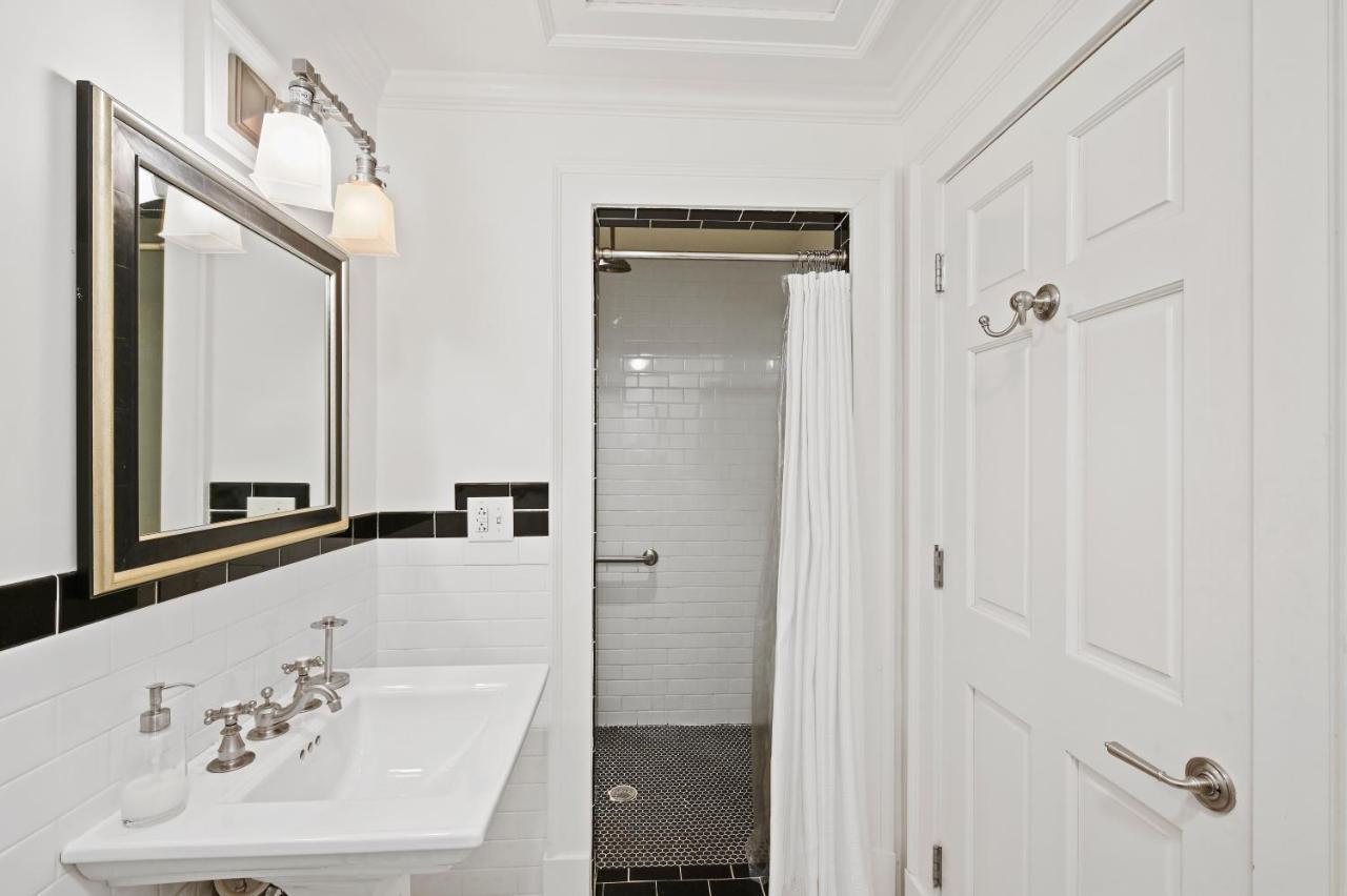 The James Madison Inn Екстер'єр фото